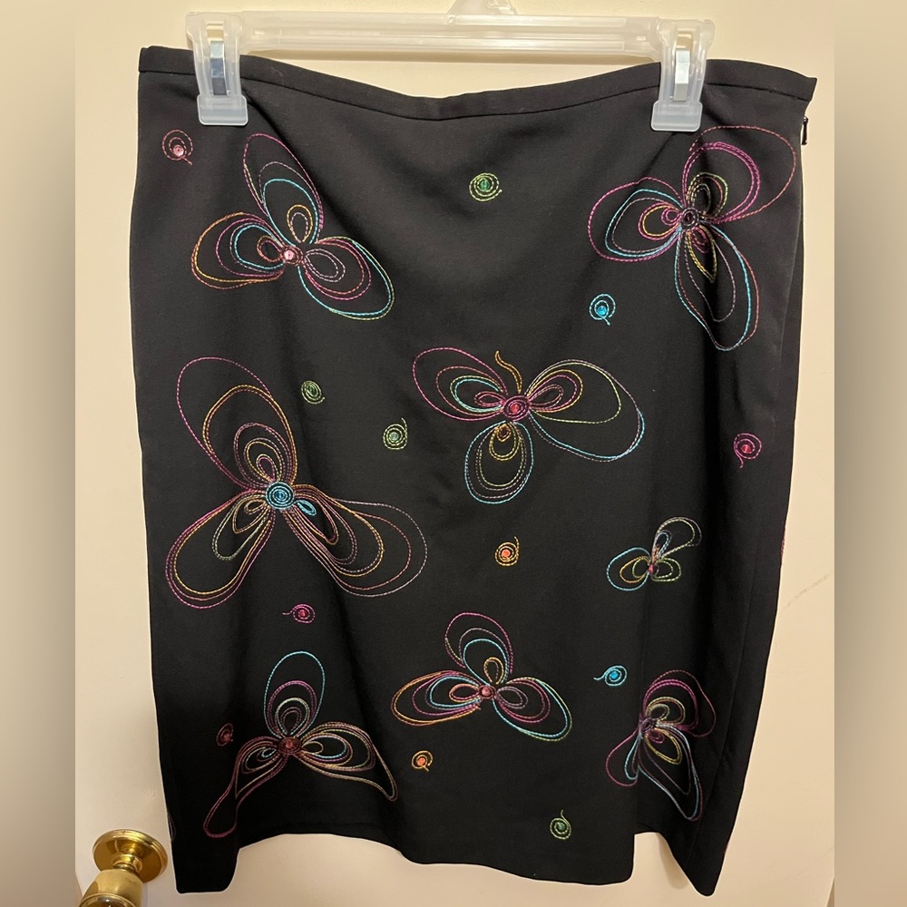 Andrea Viccaro black/ flower design skirt, size 10, 24 inches long